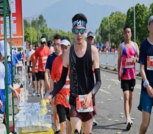 2萬(wàn)名跑友燃動(dòng)全城，清遠(yuǎn)馬拉松賽規(guī)模創(chuàng)歷史新高
