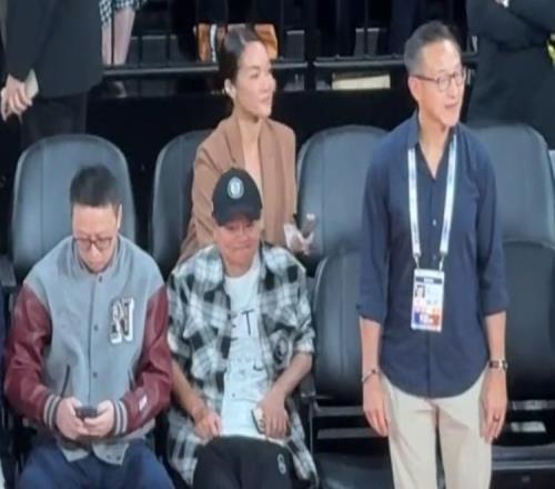 马云现身中国澳门,身穿篮网T恤陪同蔡崇信观看NBA中国赛