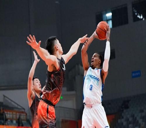 CBA齊魯?shù)卤惹罢埃荷綎|客場遇克星，三連敗危機(jī)籠罩邱彪