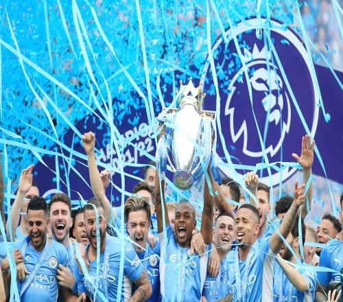 費(fèi)鳥曼城生涯383場26球32助，共贏得英超等14座重要獎(jiǎng)杯