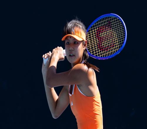 2-0奪15連勝！中國(guó)網(wǎng)球15歲天才少女進(jìn)8強(qiáng)：邊哭邊掃追趕鄭欽文？