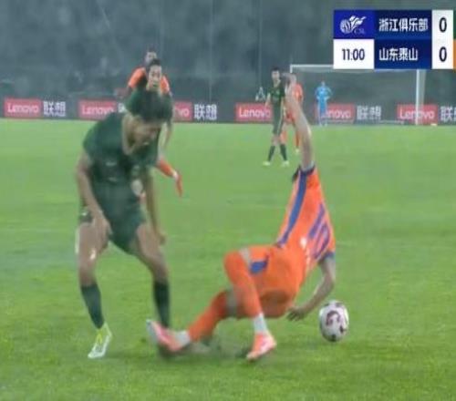 中超巨大争议!泰山又被“黑”,卢卡斯手球被无视,媒体人不满