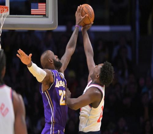 詹姆斯自律、為隊(duì)友著想，腳踏實(shí)地，強(qiáng)調(diào)防守，特別謙遜！