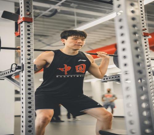 连吃火锅都被喷,开拓者记者力挺杨瀚森:球员不是铜墙铁壁!