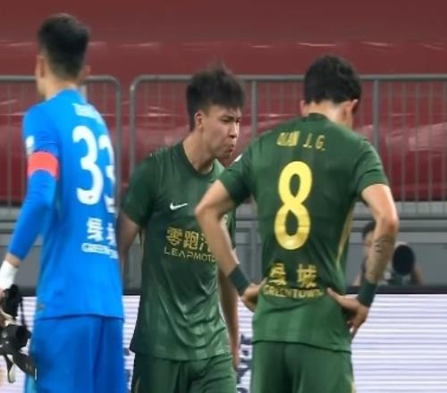 爭議19歲王鈺棟近5輪0球！怒噴主裁染黃，不滿隊友：揮拳+叫罵