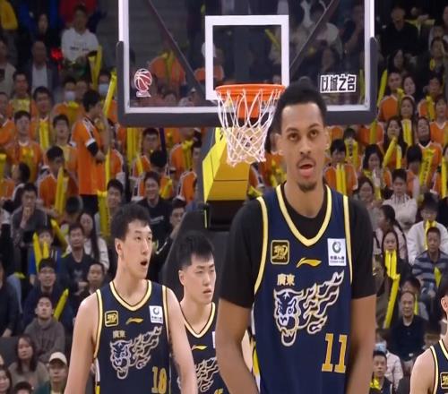 恭喜广东队!CBA“暴力内线”正式到位,保四争二没悬念了!