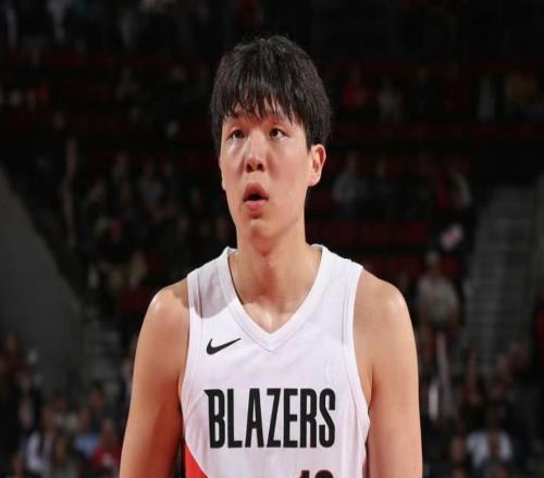 楊瀚森長(zhǎng)胖十幾斤&總飄在外線媒體人:因?yàn)樗苈?tīng)教練的話(huà)