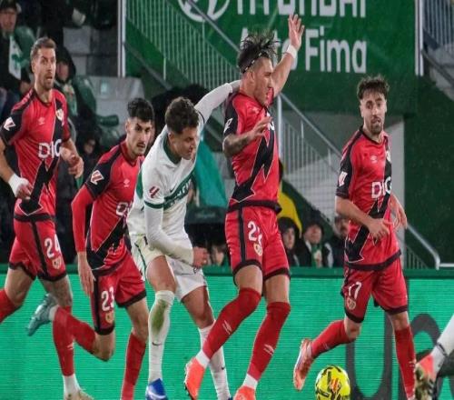 埃爾切中場小雷東多罵對手“你媽是妓女”，被紅牌罰下