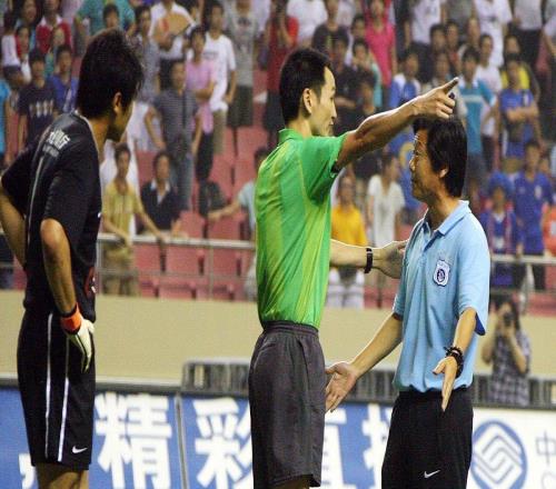 楊鳴為何連吃2T被驅(qū)逐裁判判罰尺度再引爭議