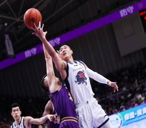 山東男籃缺少絕對核心，小外援難以仰仗，高詩巖拼勁十足能力欠缺