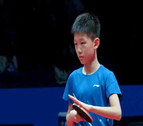 連奪三冠！國(guó)乒10歲削球天才新星崛起：偶像是馬龍，霸氣握拳慶祝
