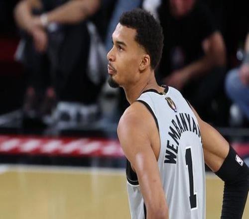 文班祖母今日逝世賽后文班落淚：對不起我失去了一位家人