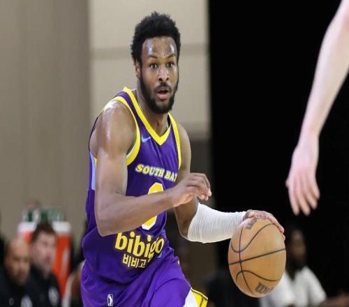 在湖人二隊的表現(xiàn)還不如上賽季，布朗尼的進步幅度有些緩慢