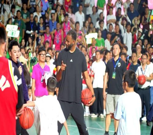 NBA传奇球星麦迪空降贵州台盘“村BA”篮球场!“村BA”球王争霸赛贵州赛区冠军产生