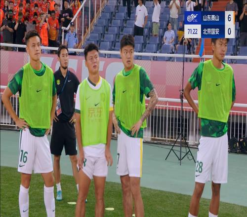 拉不住!张玉宁、王刚与球迷爆发冲突,国安06惨败后:深夜道歉