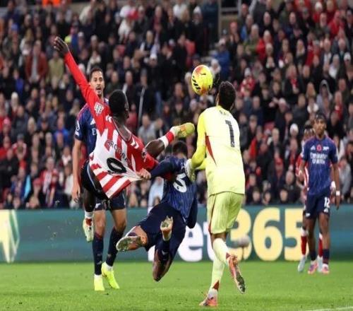 希曼：最后拉亞的出擊方式有問(wèn)題，他應(yīng)該將球擊出而不是去抱