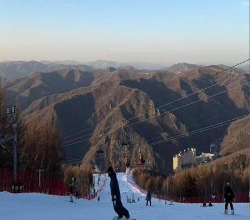 滑雪進入“精打細算”時代：年輕人這樣實現(xiàn)雪季自由