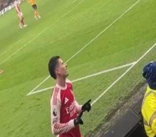 馬丁內利在領先時對看台的狼隊球迷比21的手勢，最終被絕平