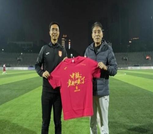 表達(dá)崇高敬意，重慶銅梁龍向李章洙贈(zèng)送沖超紀(jì)念球衣