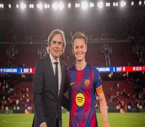 巴薩隊史出場最多的荷蘭球員，德容獲贈紀念球衣並與科庫合影