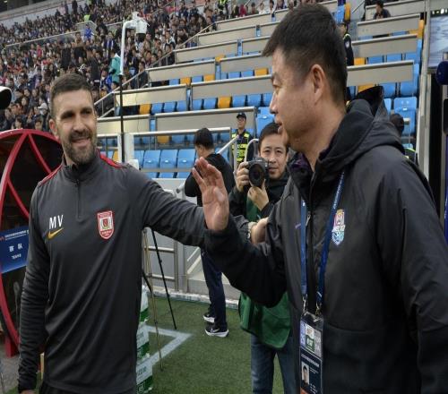 意外！津門虎買了個馬屁精新外援當麵稱讚於根偉，引發球迷質疑