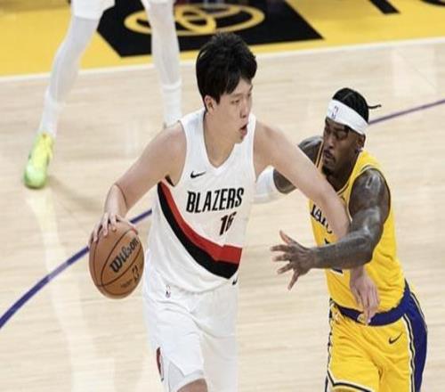 杨瀚森场均仅5.8分钟得1.8分,开拓者主帅:首个NBA赛季,他需要保持耐心