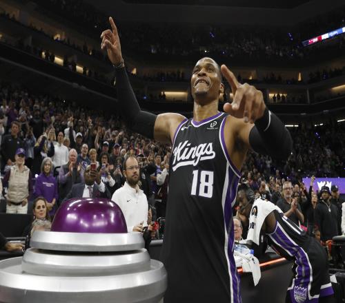 威少13+10+14，里程碑之夜被嘲笑刷數(shù)據(jù)！蘭德爾滿臉壞笑說了啥