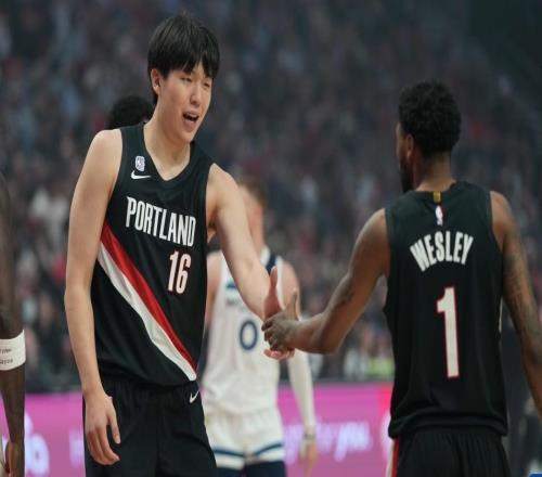 体坛快评首次枯坐板凳一整场,杨瀚森体会到了NBA的残酷