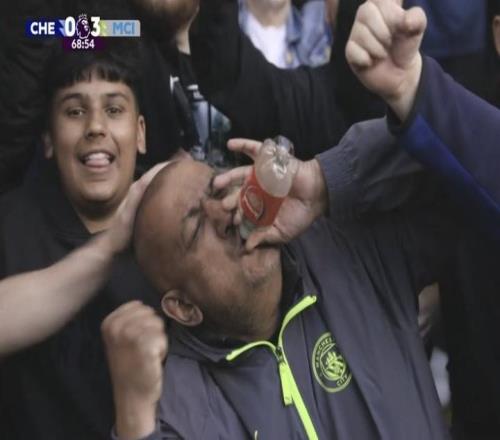 登熱搜！曼城球迷手握阿森納隊徽瓶子吹氣瘋狂嘲諷：你又掉鏈子