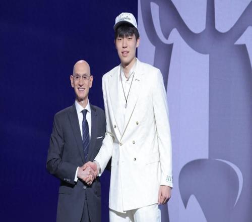杨瀚森季前赛糟糕表现发酵,开拓者队记表态,教练说出心里话