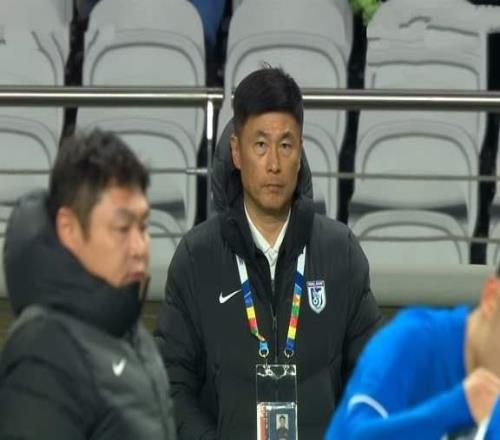 隊友跟不上斯坦丘思路，大連2將不能首發李昂強硬李國旭認慫