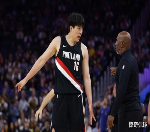 杨瀚森完美表现已征服球队队记:他可能已坐稳替补中锋位置