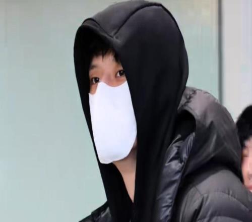 男籃回國！周琦曾凡博戴帽子，程帥澎一瘸一拐，全隊心情低落！