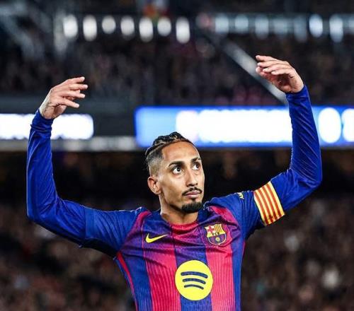 巴薩9000萬巨星救主：單刀打空門親吻隊徽！4萬人鼓掌致敬