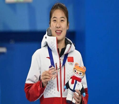 2026米蘭冬奧會即將開幕，寧忠?guī)r、張楚桐擔任中國體育代表團旗手