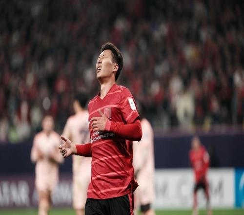 看不懂，在俱樂部踢不上球卻能進國足，球迷：邵佳一看上他啥了