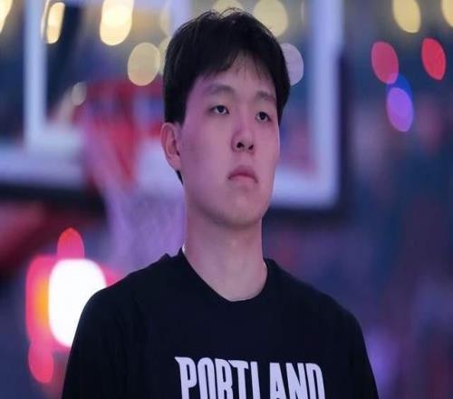 漸入佳境！楊瀚森2戰(zhàn)狂轟32+16！上演單手劈扣，一劣勢(shì)明顯改善