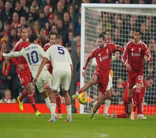 攻防体系全面崩塌！利物浦遭遇三大困境，英超争四也是天方夜谭