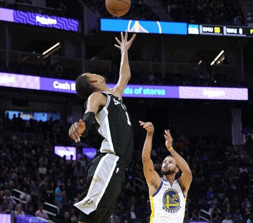 49分罰球絕殺！庫里現(xiàn)象級一戰(zhàn)刷爆紀錄勇士3個小細節(jié)也值得關(guān)注