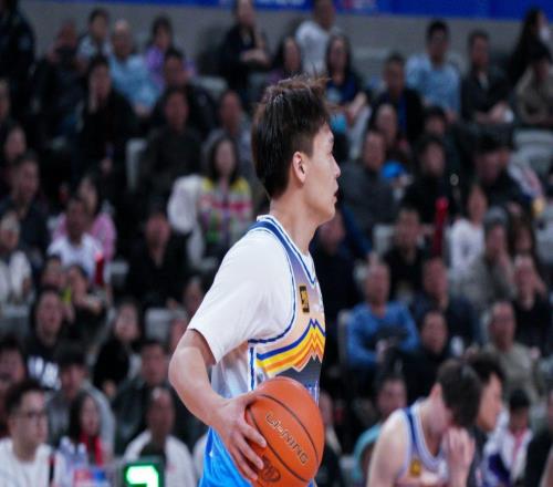 媒体人:咨询了专业人士CDE类合同的球员转会不强制要求合同平移