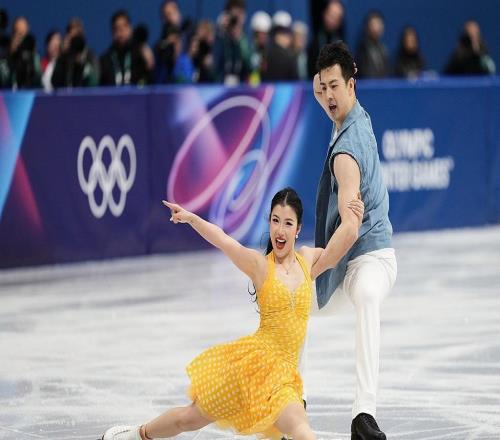 隋文靜/韓聰亮相米蘭冬奧會，團(tuán)體賽雙人滑短節(jié)目排名第六