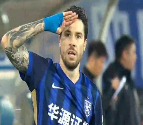 武漢三鎮6分鍾兩球！阿利米李昂遭戲耍，媒體人：這球踢成奶奶樣