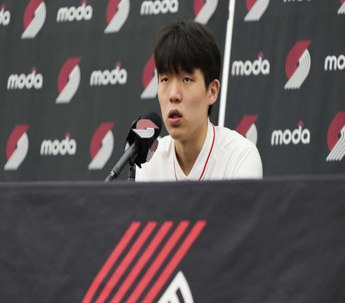 杨瀚森:季前赛最大进步是体能,犯规多还要去改进