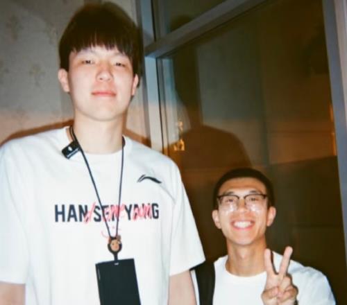 翻译为瀚森发声:我俩被真正NBA所震惊他付出努力不该被轻易否定