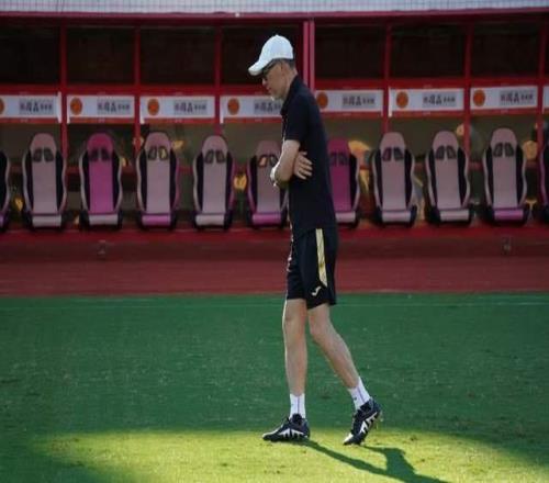 張外龍表態(tài)愿留隊(duì)，黃希揚(yáng)有情有義重慶別折騰了靠青年才俊保級(jí)