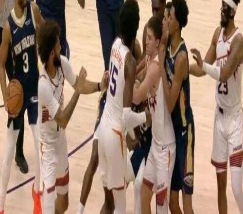 哎喲，今天NBA賽場(chǎng)有人打架啊，砸腦袋那種....