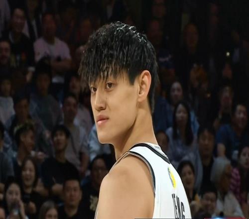 些许紧张,曾凡博半场登场3分钟便送出2次犯规