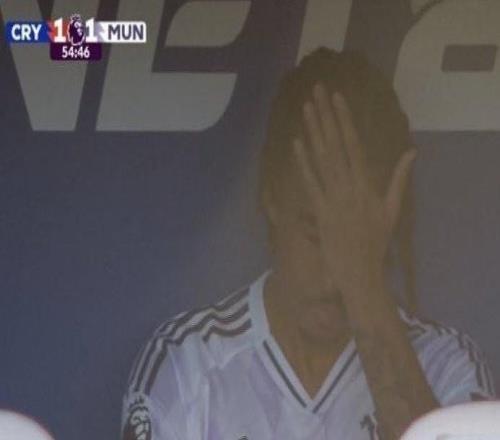 約羅送點被換下后在替補(bǔ)席很沮喪，芒特賽后一直安慰他