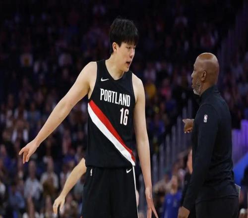 被打哭了,杨瀚森NBA季前赛收官撞新秀墙,3分0板帽6犯再被罚下