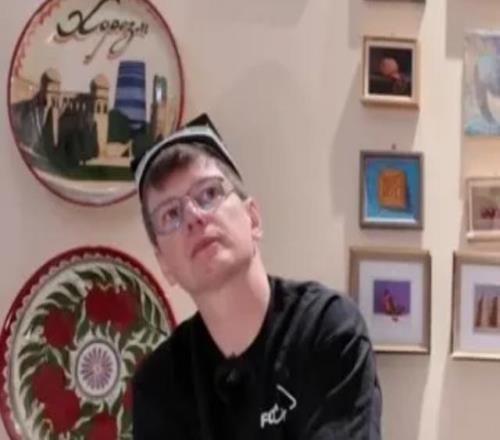 44歲前阿森納球星阿爾沙文上電視節目，參與陶藝製作